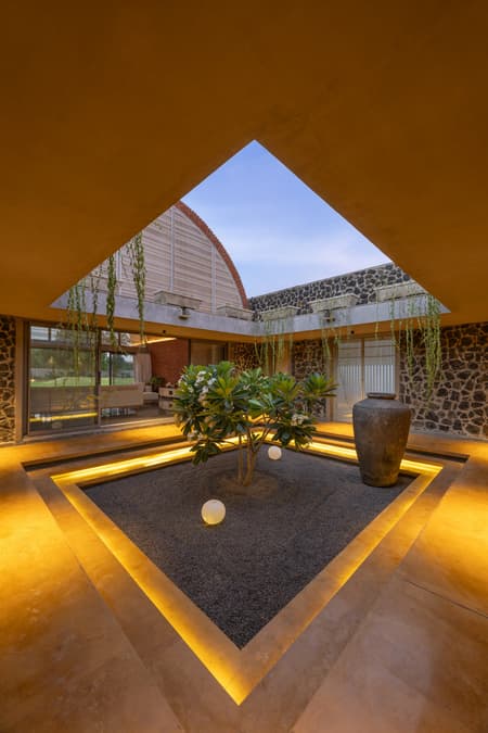 VAULT HOUSE - India